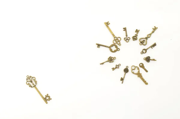 Chaves decorativas de tamanhos diferentes, antiguidade estilizada em um fundo branco. Círculo e chave separada — Fotografia de Stock