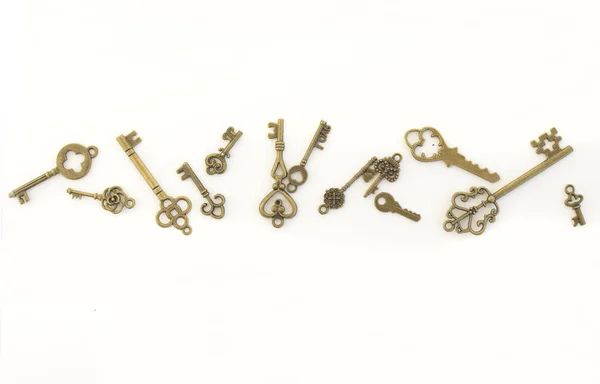 Декоративные ключи разных размеров, стилизованный антиквариат на белом фоне. Полоса ключа — стоковое фото