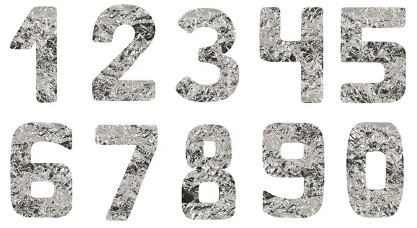 Ізольований шрифт набір чисел 0-9 від нуля до дев'яти зроблених зі збитої титанової фольги на білому тлі — стокове фото