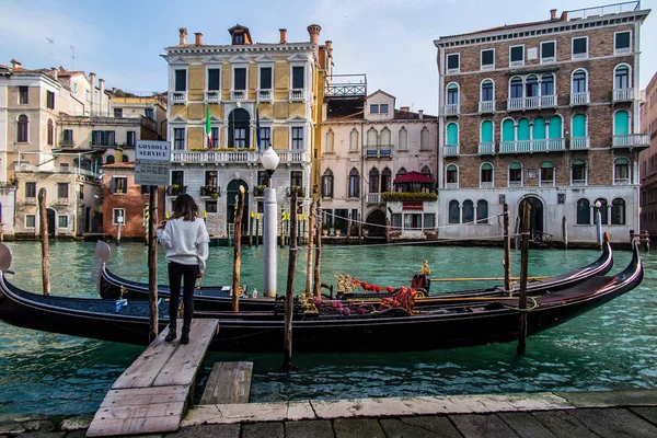 Femme Yong Debout Près Gandole Sur Grand Canal Venise — Photo