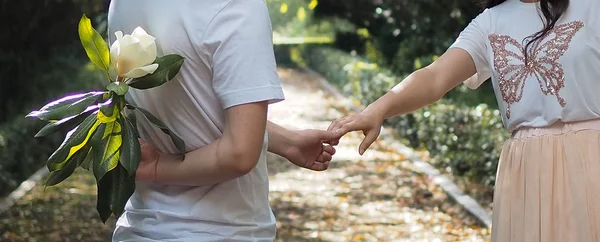 Homme Cache Une Fleur Blanche Derrière Lui Pour Surprendre Petite — Photo