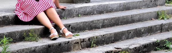 Jeune Belle Fille Robe Rayée Assise Dans Les Escaliers Jambes — Photo