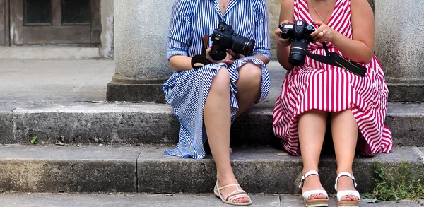 Jóvenes Hermosas Chicas Fotógrafos Vestidos Rayas Sentados Las Escaleras Con —  Fotos de Stock