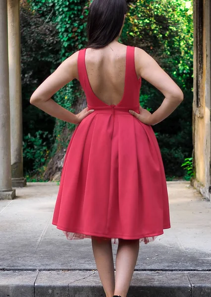 Menina Morena Posando Parque Vestido Vermelho Sexy Com Costas Nuas — Fotografia de Stock