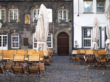 Almanya, Köln - Ekim 2018. Sunny street, çok renkli binalar, rahat kafe, şehir hayatı. Açık hava kafe downtown yakınındaki