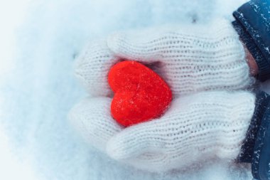 Kış günü kalp kar beyaz eldiven örgü erkek eller.