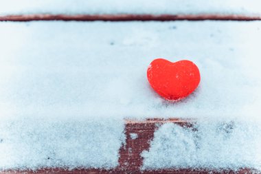 Kış günü kalp kar beyaz eldiven örgü erkek eller.