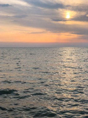 Karadeniz kıyısında kumlu plaj manzarası. Günbatımı gökyüzü, Durres, Arnavutluk