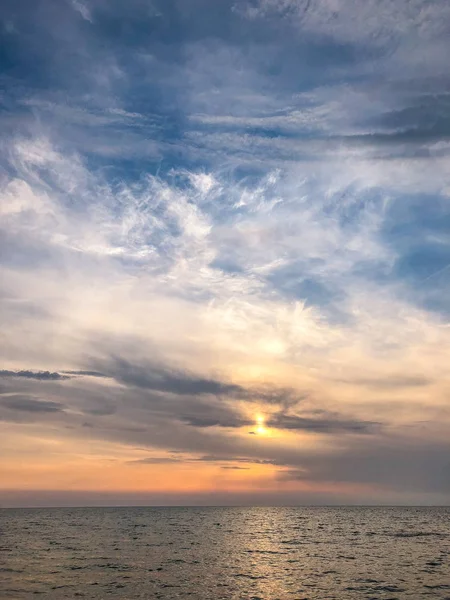 Karadeniz kıyısında kumlu plaj harika görünümü
