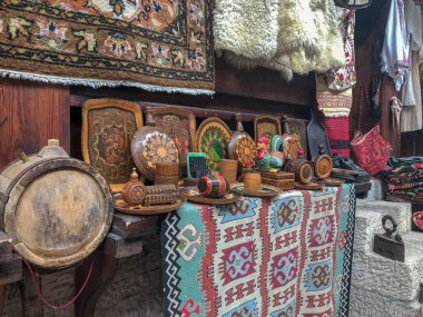 Kruje, Arnavutluk - Haziran 2018: Kruja, Doğum şehir ulusal kahraman İskender Bey geleneksel Osmanlı çarşı.