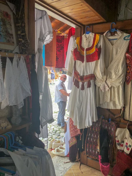 Kruje, Albania - Junio 2018: Mercado otomano tradicional en Kruja, ciudad natal del héroe nacional Skanderbeg . — Foto de Stock