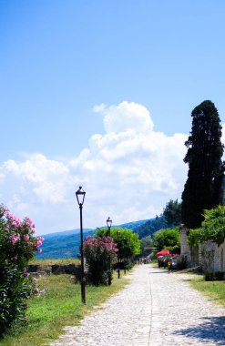 Berat, Arnavutluk - Haziran 2018: eski şehir Berat kalede satılan geleneksel el sanatları.