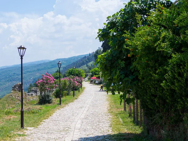 Berat, Arnavutluk - Haziran 2018: eski şehir Berat kalede satılan geleneksel el sanatları.