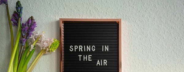 Wiosna Jest Tekście Powietrza Ciemne Białym Tle Napis Miejsce Baner — Zdjęcie stockowe