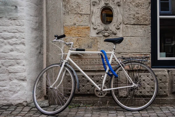 Estacionamento de bicicleta em uma rua vazia em Bremen — Fotografia de Stock