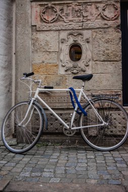 Bisiklet Bremen boş bir sokakta park