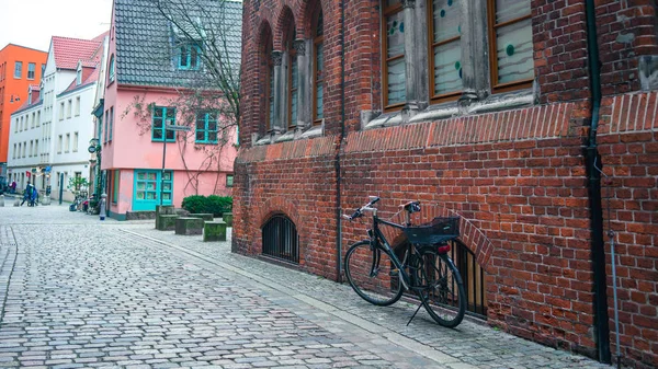 Парковка велосипедов на пустой улице в Бремене — стоковое фото