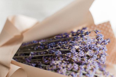 Kurutulmuş lavanta buket tonda beyaz arka plan üzerinde kopya alanı,