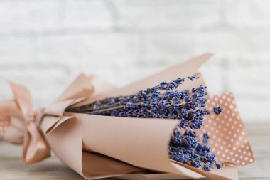 Kurutulmuş lavanta buket tonda beyaz arka plan üzerinde kopya alanı,