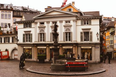 Zürih, İsviçre - Mart 2017: Tarihi Zürih şehir merkezi görünümünü bahar bulutlu gün