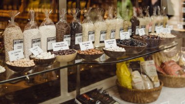 Zürih, İsviçre - Mart, 2017: Cam vitrin Zürih'te organik kabuğu çıkarılmış tane ile