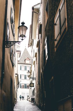 Zürih, İsviçre - Mart 2017: Tarihi Zürih şehir merkezi görünümünü bahar bulutlu gün