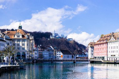 Lucerne, İsviçre - Mart, 2017: Old Town Reuss nehirde su güzel yansımaları ile dolgu üzerinde görünümü güzel yarı ahşap evleri