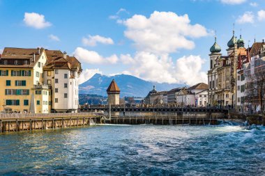 Lucerne, İsviçre - Mart, 2017: Old Town Reuss nehirde su güzel yansımaları ile dolgu üzerinde görünümü güzel yarı ahşap evleri