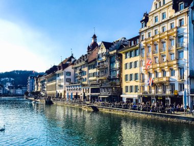 Lucerne, İsviçre - Mart, 2017: Old Town Reuss nehirde su güzel yansımaları ile dolgu üzerinde görünümü güzel yarı ahşap evleri