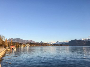 Dört kanton Gölü arka planda görünümü dağlar ve İsviçre Alpleri'nin manzarasında güneşli bir gün