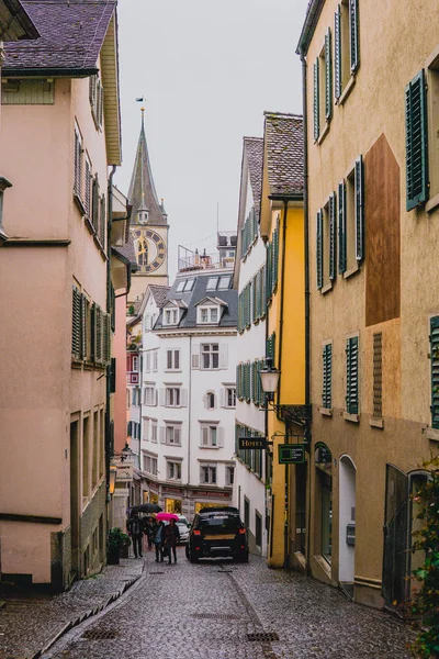 Zürih, İsviçre - Mart 2017: Tarihi Zürih şehir merkezi görünümünü bahar bulutlu gün