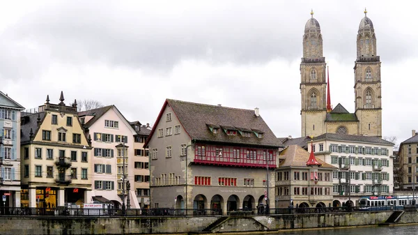 Zürih, İsviçre - Mart 2017: Tarihi Zürih şehir merkezi görünümünü bahar bulutlu gün