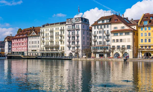 Lucerne, İsviçre - Mart, 2017: Old Town Reuss nehirde su güzel yansımaları ile dolgu üzerinde görünümü güzel yarı ahşap evleri