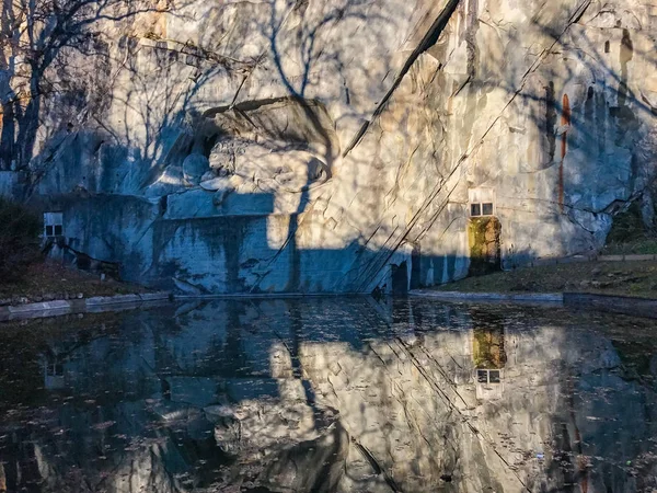 Luzern, Schweiz - mars 2017: Utsikt över den vackra korsvirkeshus hus på banvallen av floden Reuss i gamla stan med vackra reflektioner i vattnet — Stockfoto