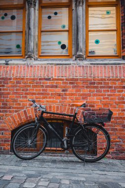 Bremen, Almanya, Ocak, 2019 - Bremen boş bir sokakta park bisiklet