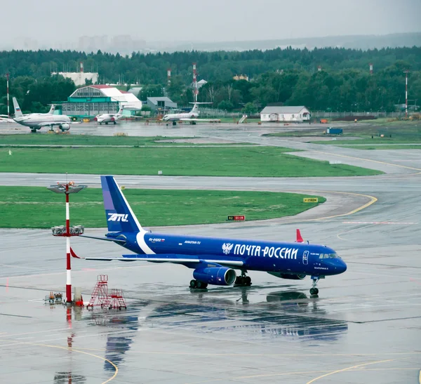 Moskva, Rusko, červen 2017 - moskevského letiště, letadla, připravuje na Start. — Stock fotografie