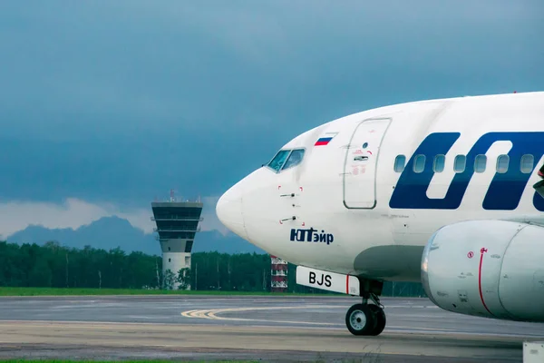 Moskwa, Rosja, czerwca 2017 r. - międzynarodowe lotnisko, samoloty, przygotowuje się do startu. — Zdjęcie stockowe