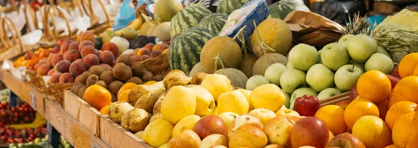 Zonnige dag. Groente- en fruitmarkt. Staan met vers fruit, meestal vijgen, in een markt Tirana, Albanië — Stockfoto