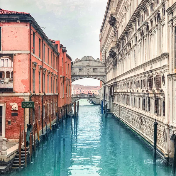 Pequeño canal romántico, edificios antiguos y casas venecianas tradicionales — Foto de Stock