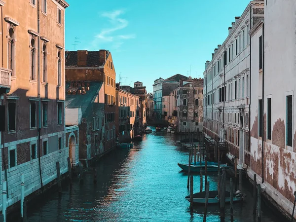 Pequeño canal romántico, edificios antiguos y casas venecianas tradicionales — Foto de Stock