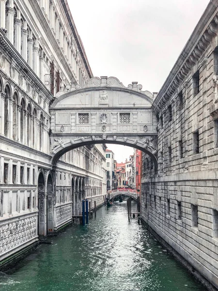 Pequeño canal romántico, edificios antiguos y casas venecianas tradicionales — Foto de Stock