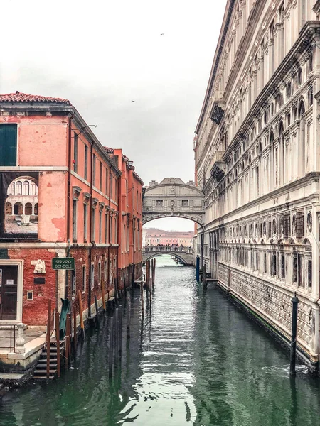 Pequeño canal romántico, edificios antiguos y casas venecianas tradicionales — Foto de Stock