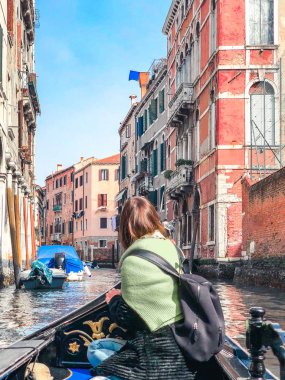 Gondol arabayla ve Venedik kanallar fotoğraf yapma genç bir kadın seviyor. 