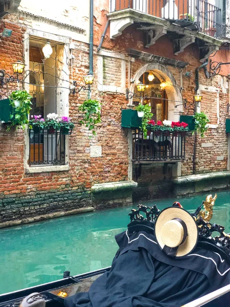 Gros plan de l'intérieur du bateau vénitien traditionnel. Il est riche, élégant et finement décoré avec un tissu damassé fin — Photo