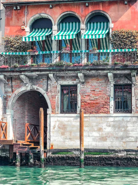 Porte et fenêtre en bois. Sur le mur de briques rouges, façade du bâtiment à Venise , — Photo