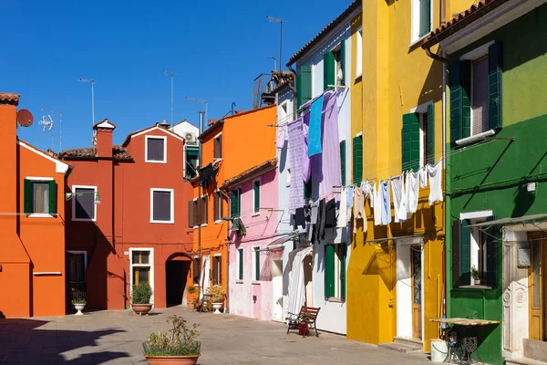 Maisons colorées de l'île de Burano. Venise. Rue typique avec buanderie suspendue aux façades de maisons colorées — Photo