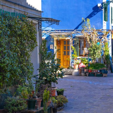 Renkli evleri, Burano Adası. Venedik. Tipik cepheler renkli evlerin çamaşır asma sokak