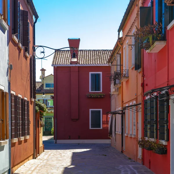 Maisons colorées de l'île de Burano. Venise. Rue typique avec buanderie suspendue aux façades de maisons colorées — Photo