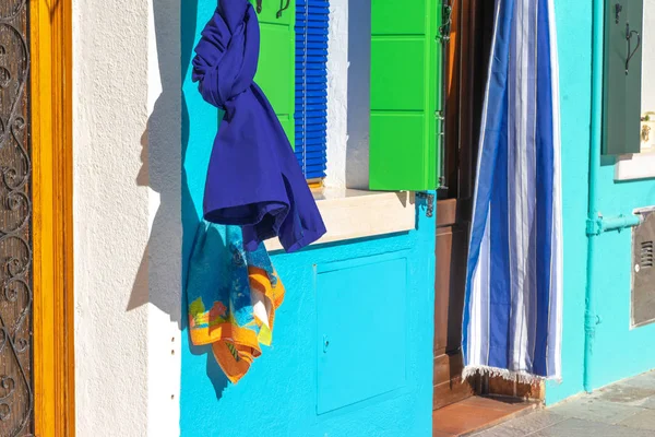 Casas coloridas en la isla de Burano cerca de Venecia, Italia — Foto de Stock