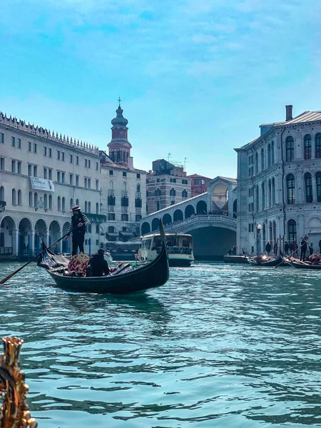 Venise, Italie - Mart 2019 : Vue aérienne du marché du Rialto avec télécabine passant du Grand Canal — Photo